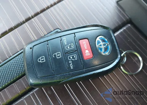 2023 Toyota Sienna Le z USA, uszkodzony, nr VIN 5TDKRKEC9PS172371